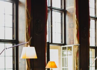 Sedmdesátá léta, fialová, kárované vzory. Podívejte se, jaké interiérové trendy budou vládnout v roce 2022